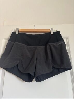 Brooks Women's Black Two-Tone Athletic Shorts